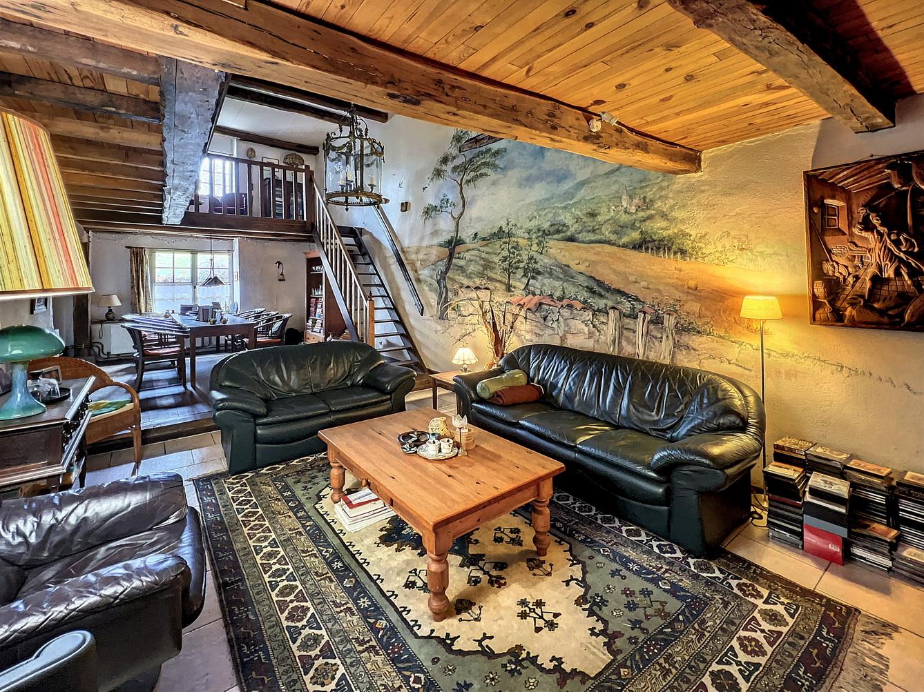 Maison de village caractéristique avec 5 chambres, 3 salles de bains et détails uniques