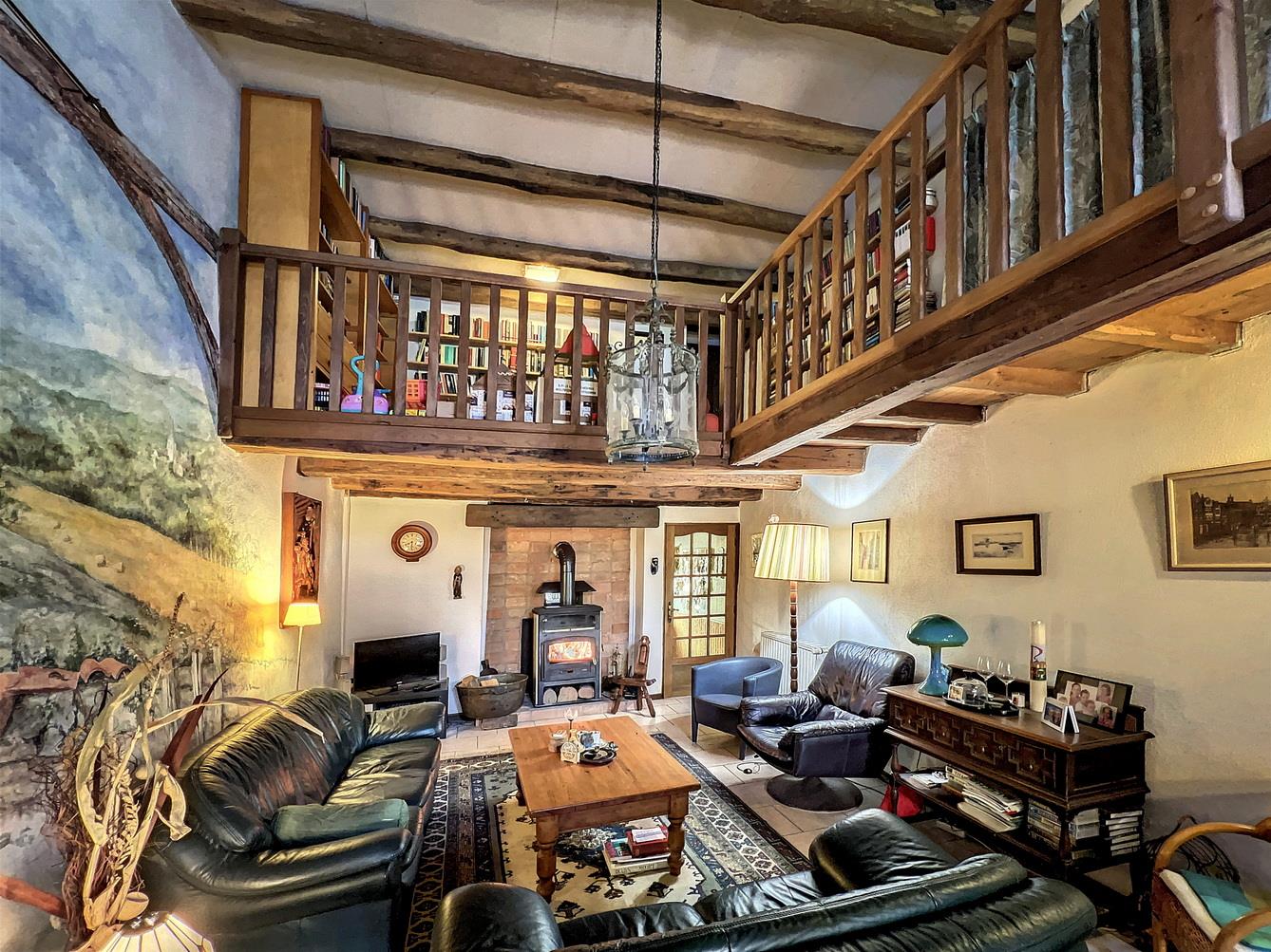 Maison de village caractéristique avec 5 chambres, 3 salles de bains et détails uniques