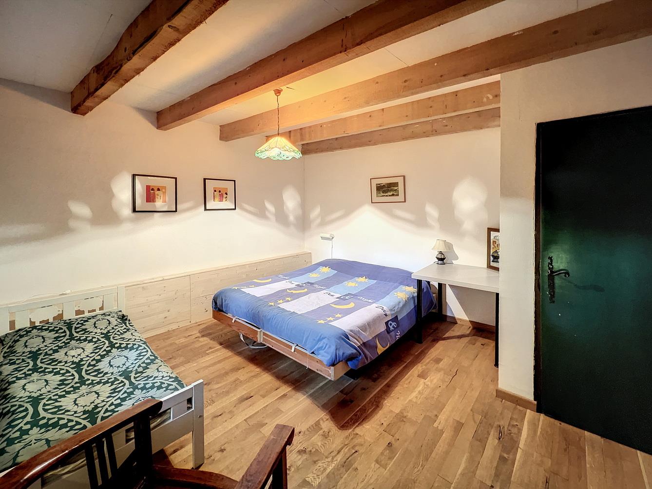 Maison de village caractéristique avec 5 chambres, 3 salles de bains et détails uniques