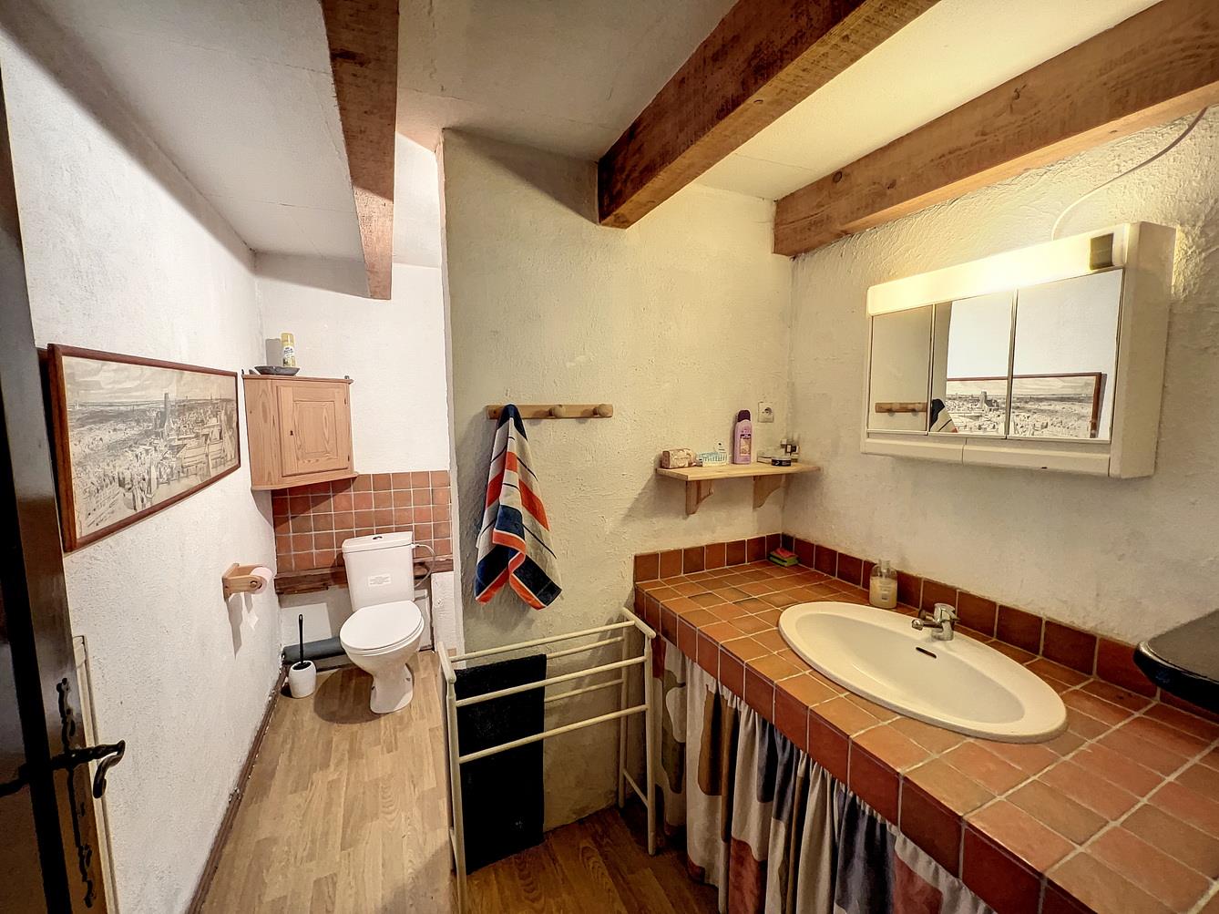 Maison de village caractéristique avec 5 chambres, 3 salles de bains et détails uniques