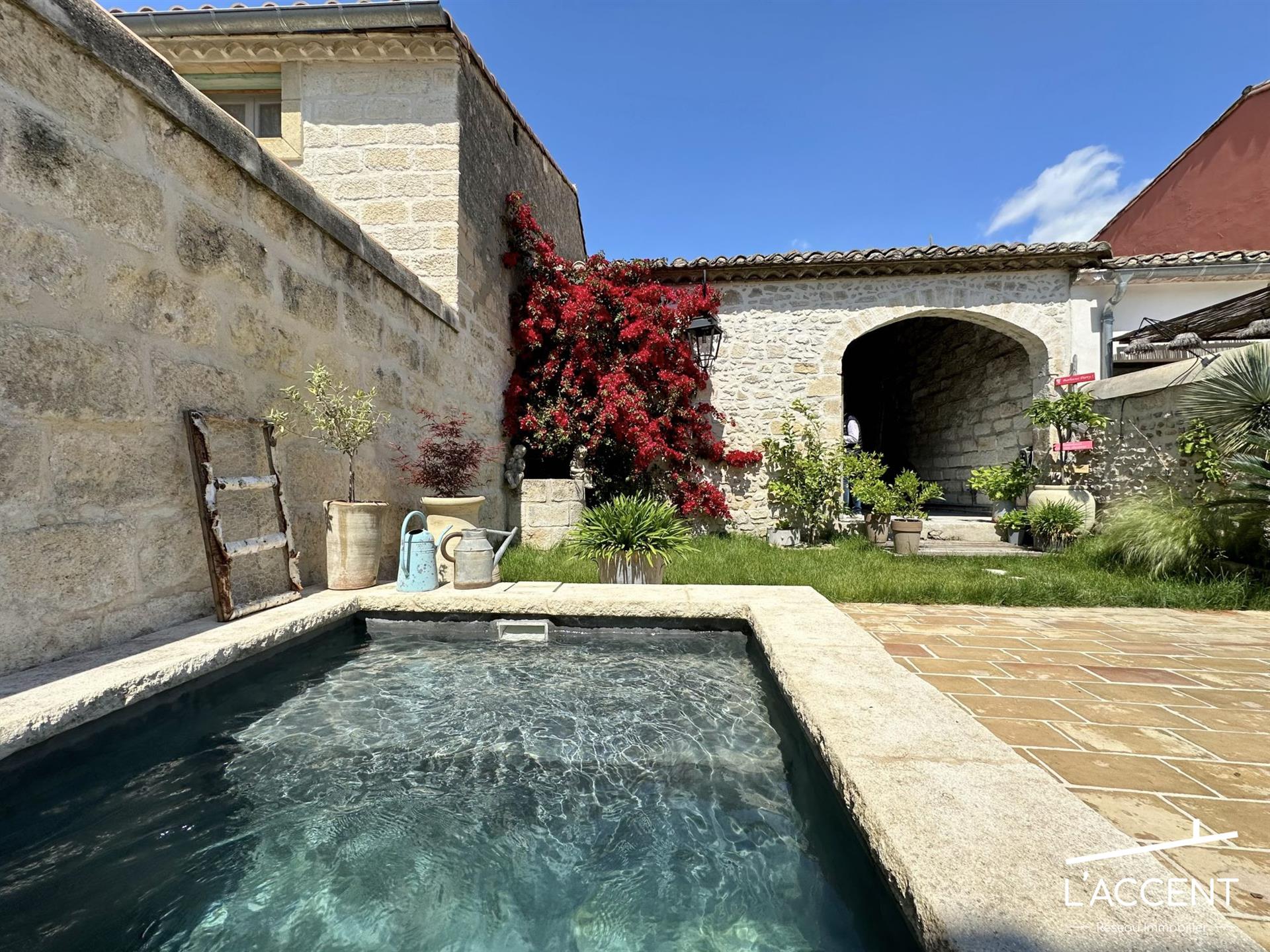 Purchase: Luxury property (30220)