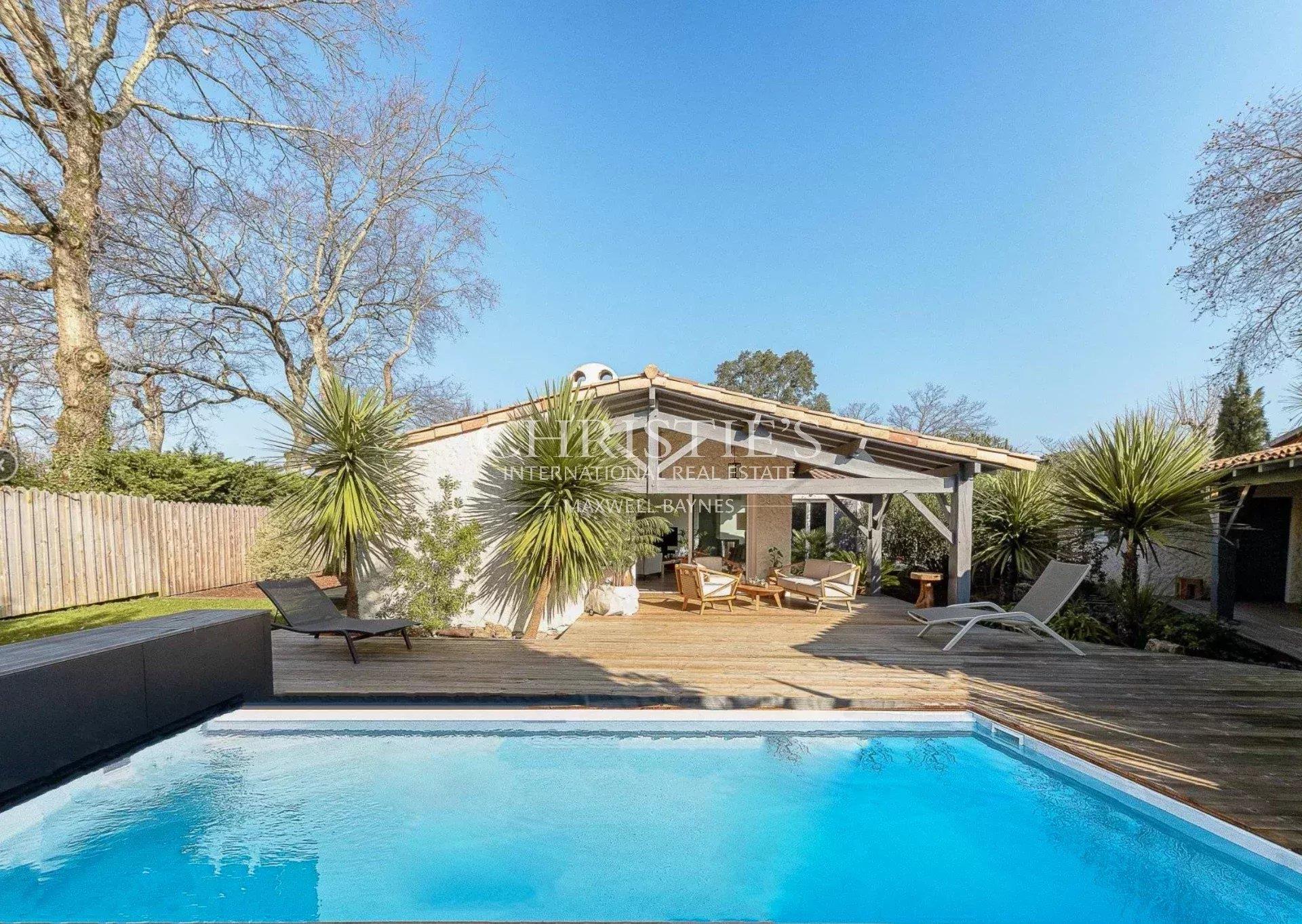Single storey villa la hume with swimming pool
