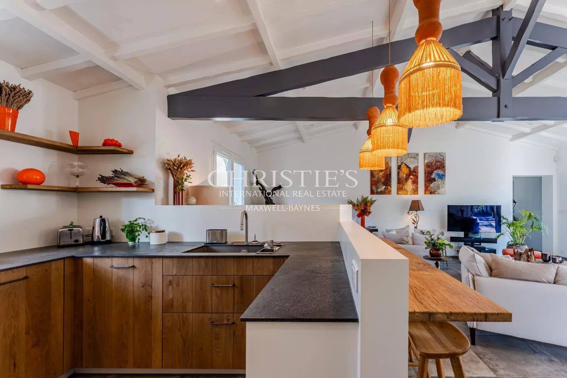 Single storey villa la hume with swimming pool