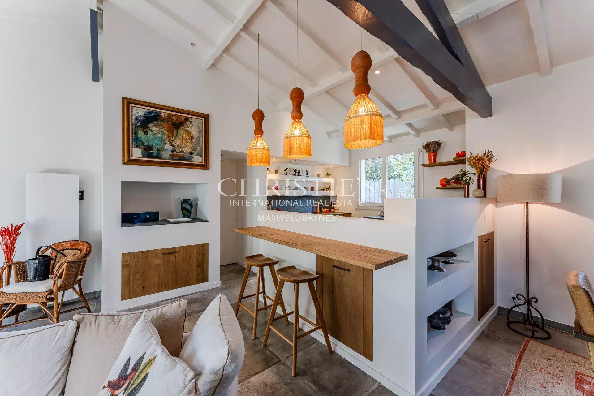 Single storey villa la hume with swimming pool