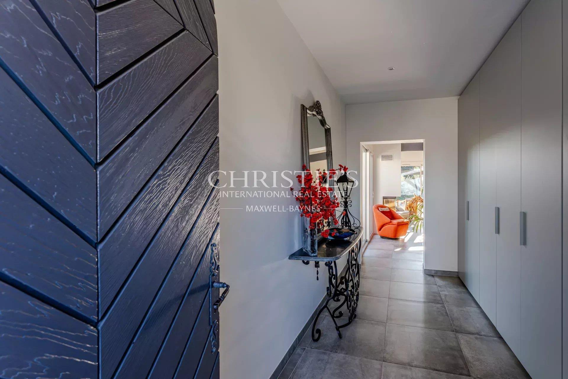 Single storey villa la hume with swimming pool