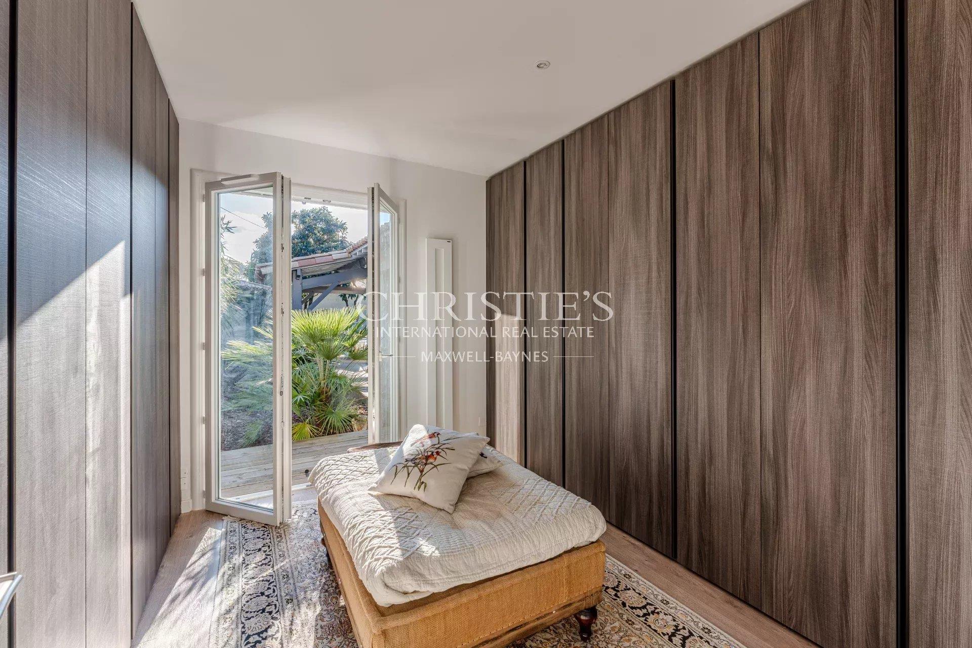 Single storey villa la hume with swimming pool