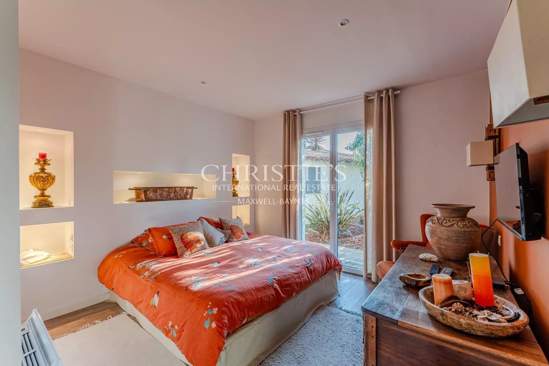 Single storey villa la hume with swimming pool