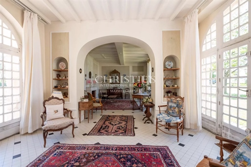 Wonderful 17th century property with outbuildings in Angliers