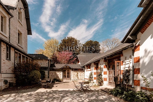 Architect-Designed 7-bedroom villa in the heart of a hectare of wooded parkland - La Jarrie