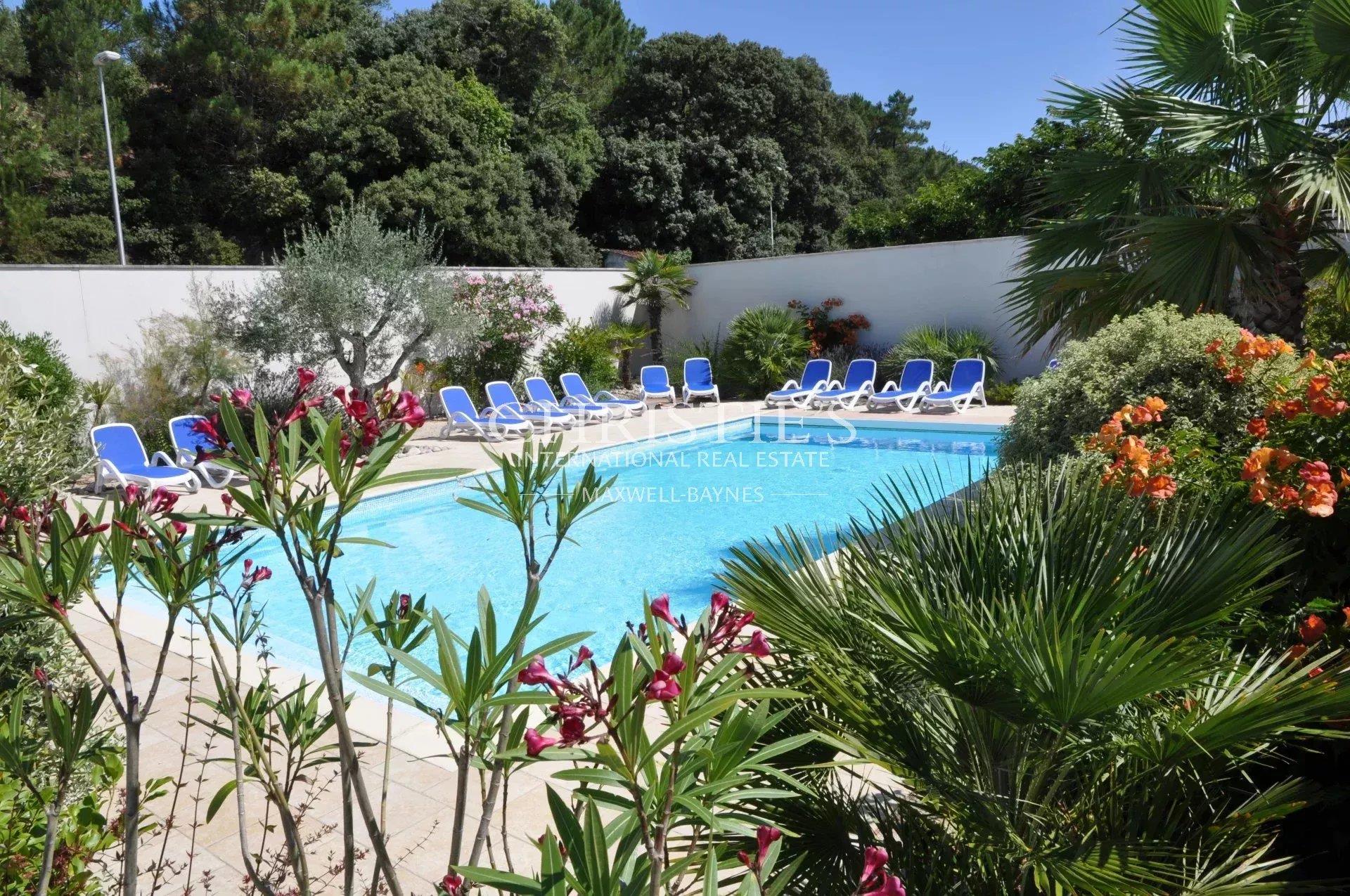 Saint-Georges-D’Oléron – Propriété d’exception composée de 6 Gîtes avec piscine, à deux pas de la pl