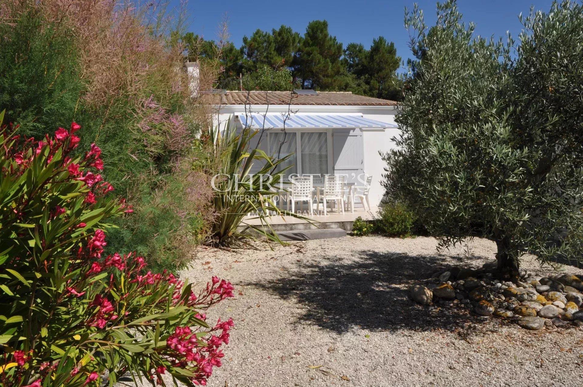 Saint-Georges-D’Oléron – Propriété d’exception composée de 6 Gîtes avec piscine, à deux pas de la pl