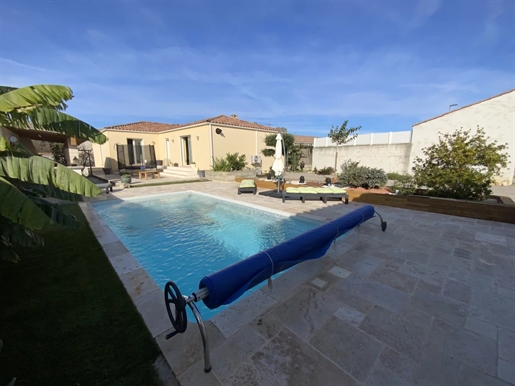 Single storey house with garden and swimming pool