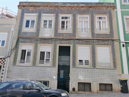 Prédio localizado perto do Instituto Superior Técnico, Lisboa