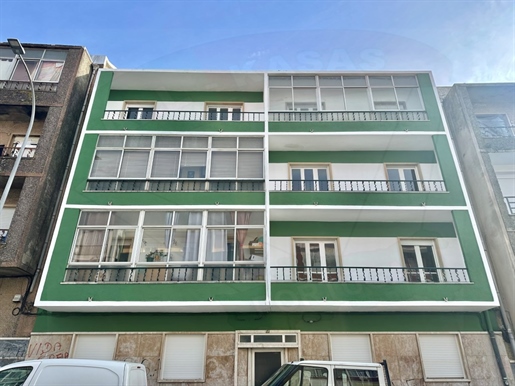 Refurbished building, with 10 fractions - Amadora