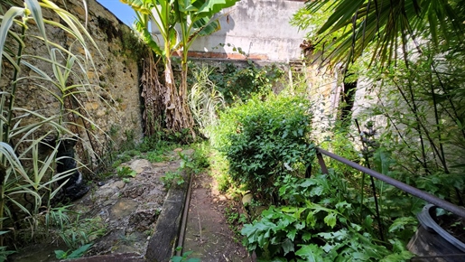 Large 4 bedroom village house (155m2) to renovate with pretty garden.