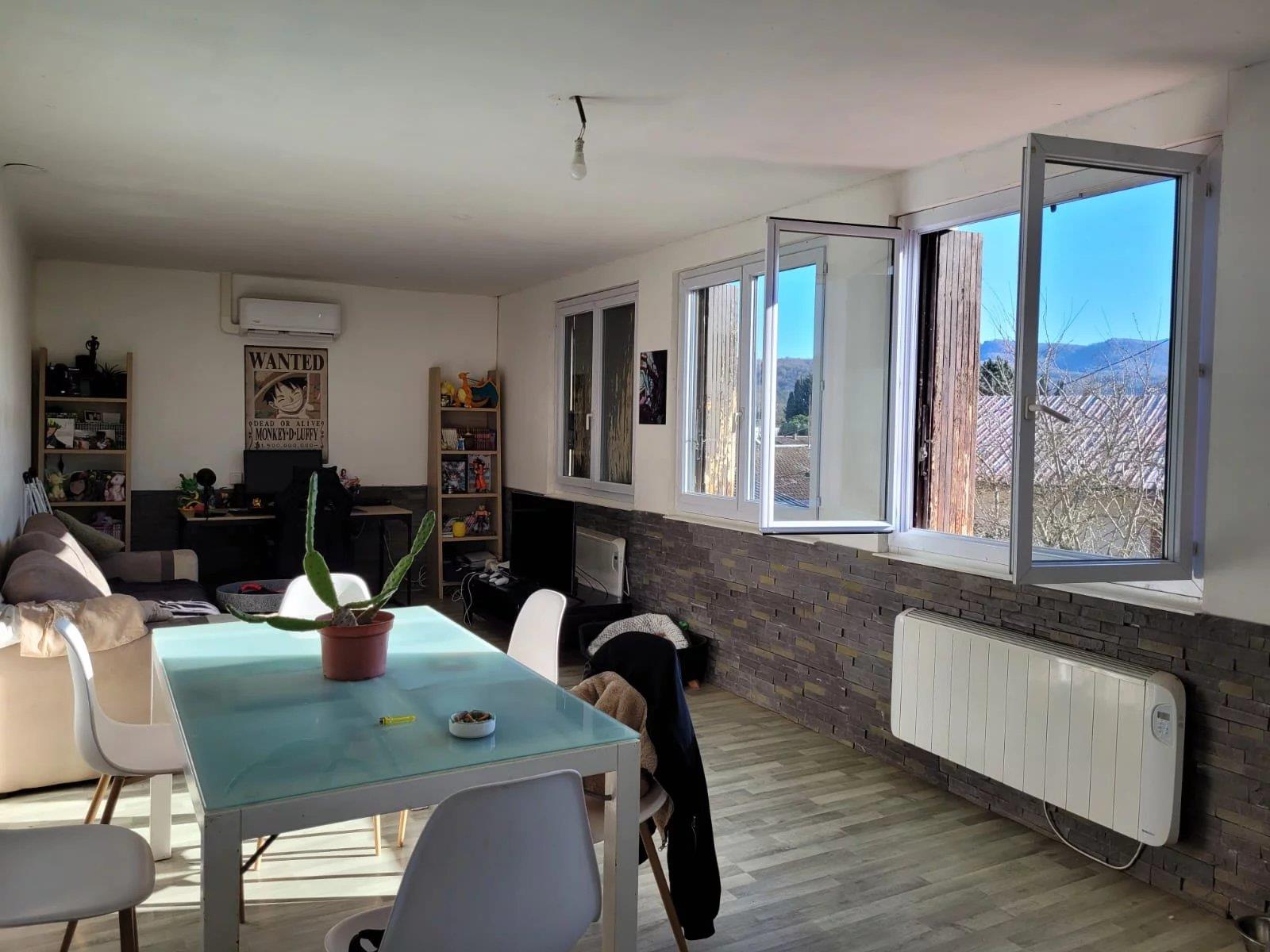 Lavelanet 5 room house on a fenced plot of 771M² with garage