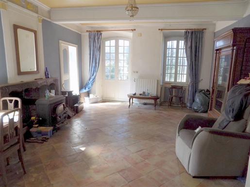 A rare opportunity to acquire this pretty 4/5 bedroom detached house (250m2)