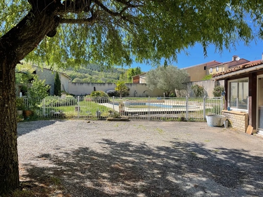 Lots of charm for this village house with outbuildings, swimming pool, on a plot of 1061m²
