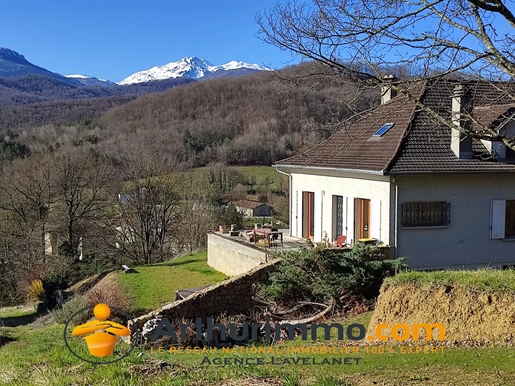 Magnificent views of the mountains for this property on 6200m² of land