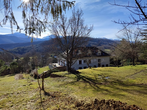 Magnificent views of the mountains for this property on 6200m² of land