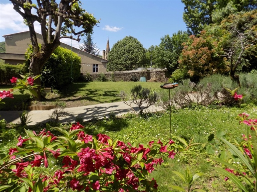 Beautiful 6 bedroom detached Maison de Maitre (290m2) with a swimming pool stands and enclosed garde
