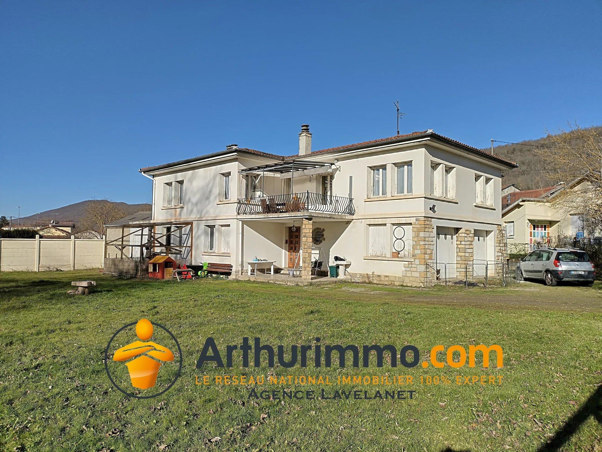 Detached house and cat boarding house with garages and garden in Lavelanet in Ariège.