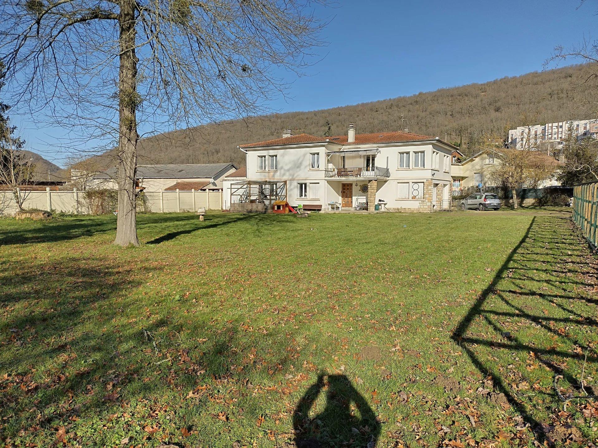 Detached house and cat boarding house with garages and garden in Lavelanet in Ariège.