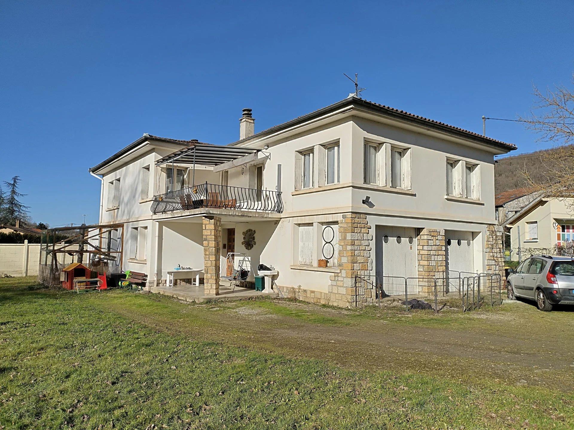 Detached house and cat boarding house with garages and garden in Lavelanet in Ariège.