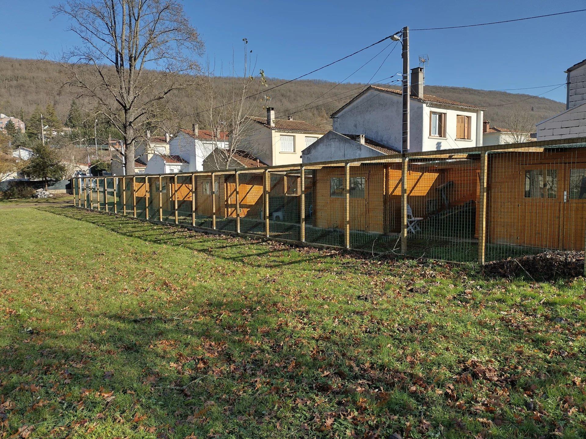 Detached house and cat boarding house with garages and garden in Lavelanet in Ariège.