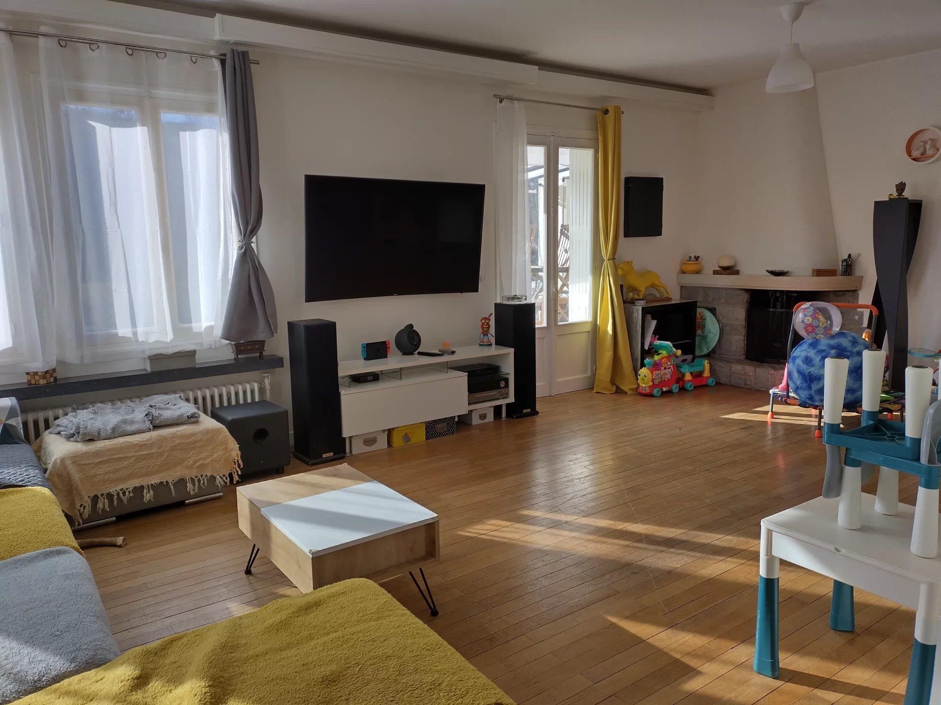 Detached house and cat boarding house with garages and garden in Lavelanet in Ariège.
