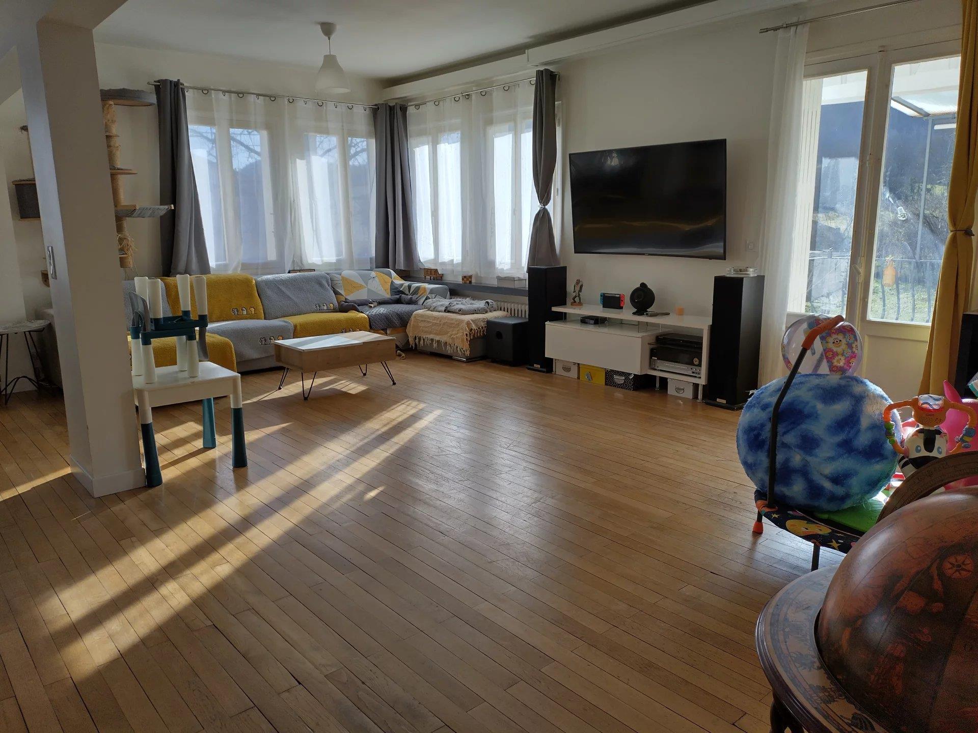 Detached house and cat boarding house with garages and garden in Lavelanet in Ariège.