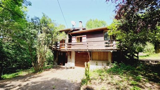 Detached 4 bedroom timber house (98m2) set in wooded 1600m2 plot, rarely available!