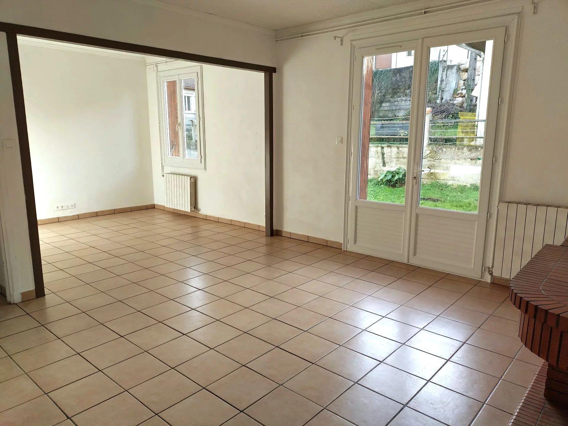 Single-Storey House with 506 m² Garden – Lavelanet, Ariège