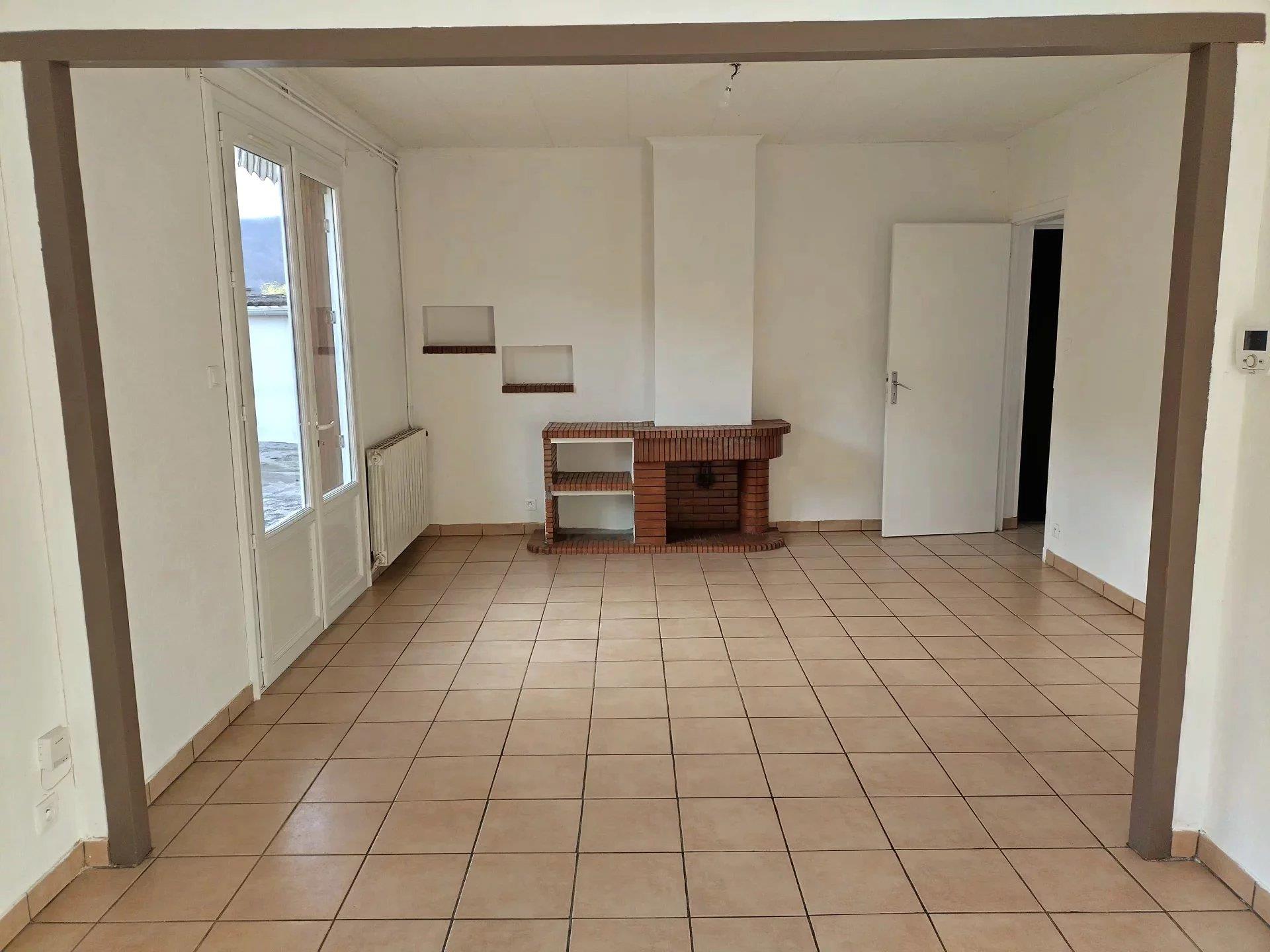 Single-Storey House with 506 m² Garden – Lavelanet, Ariège