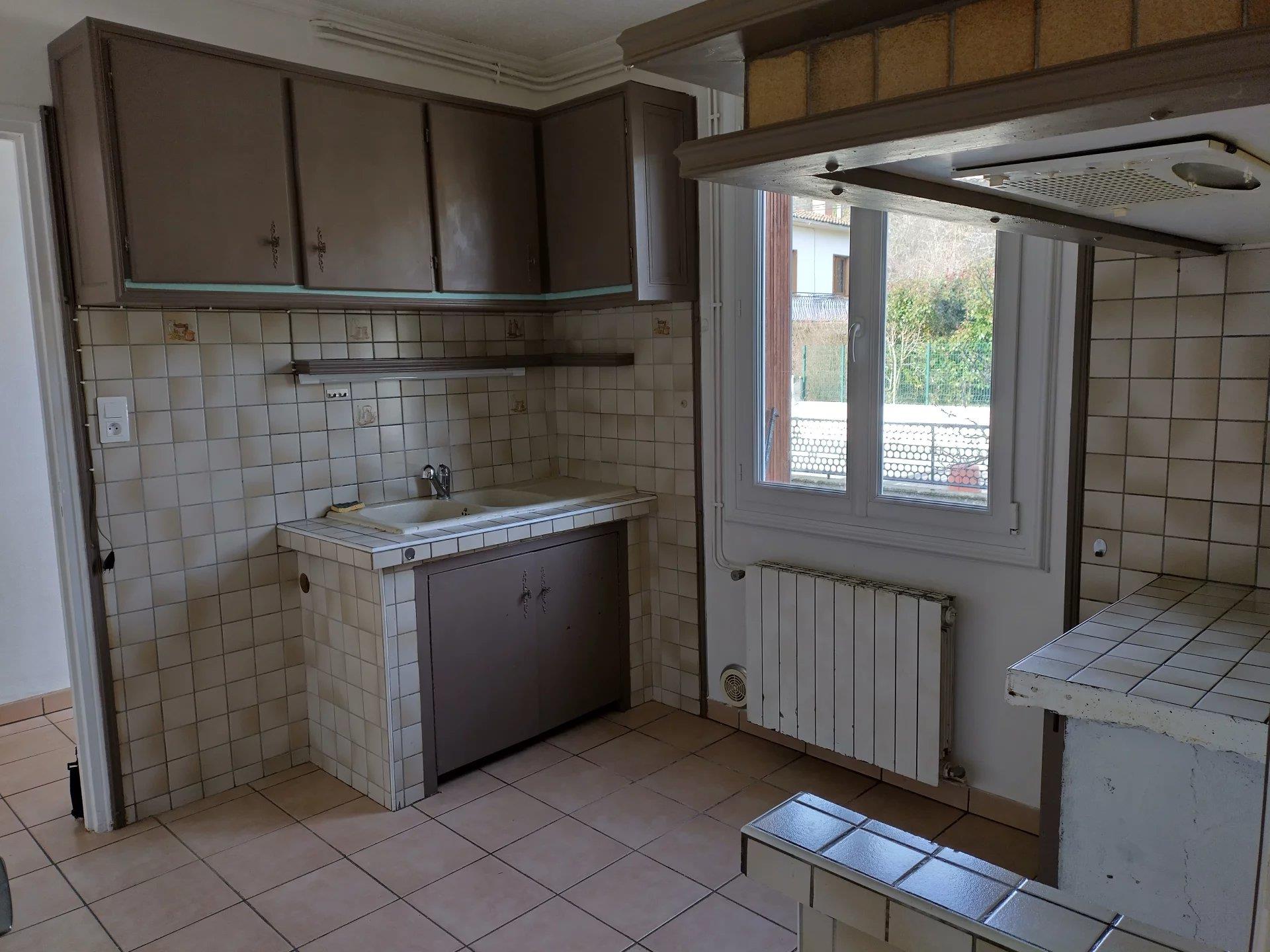 Single-Storey House with 506 m² Garden – Lavelanet, Ariège