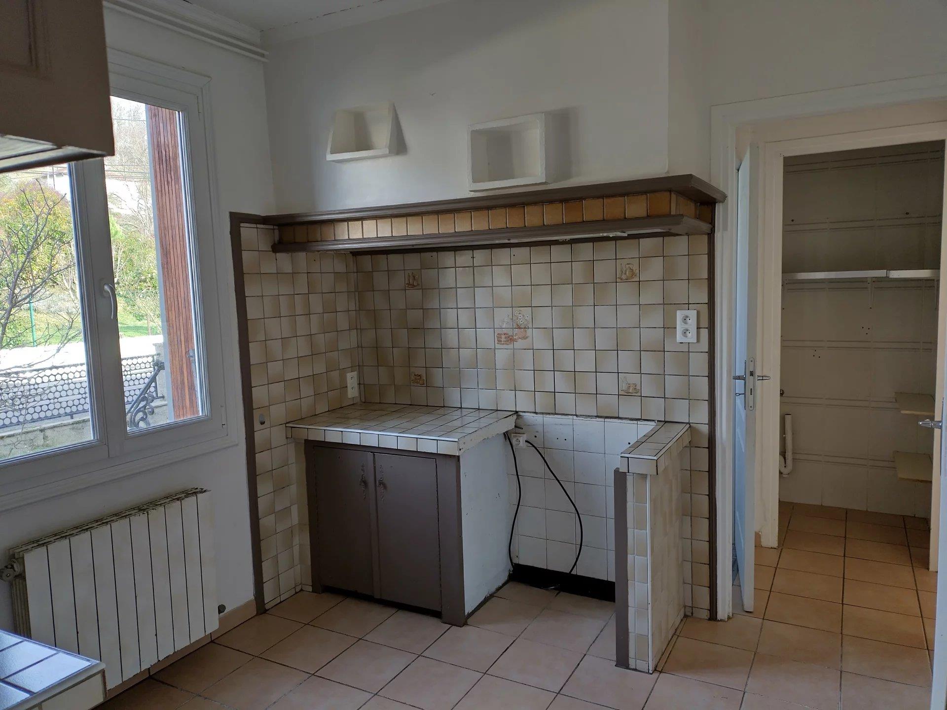 Single-Storey House with 506 m² Garden – Lavelanet, Ariège