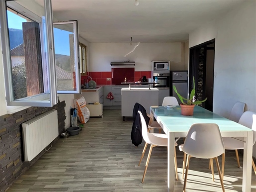 Lavelanet 5 room house on a fenced plot of 771M² with garage