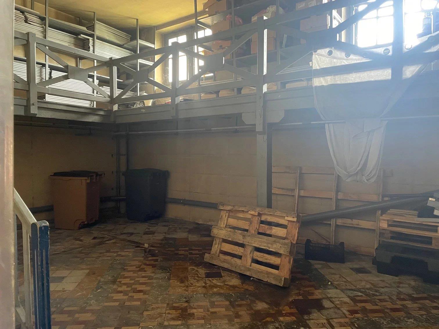 Purchase: Business premises (09300)