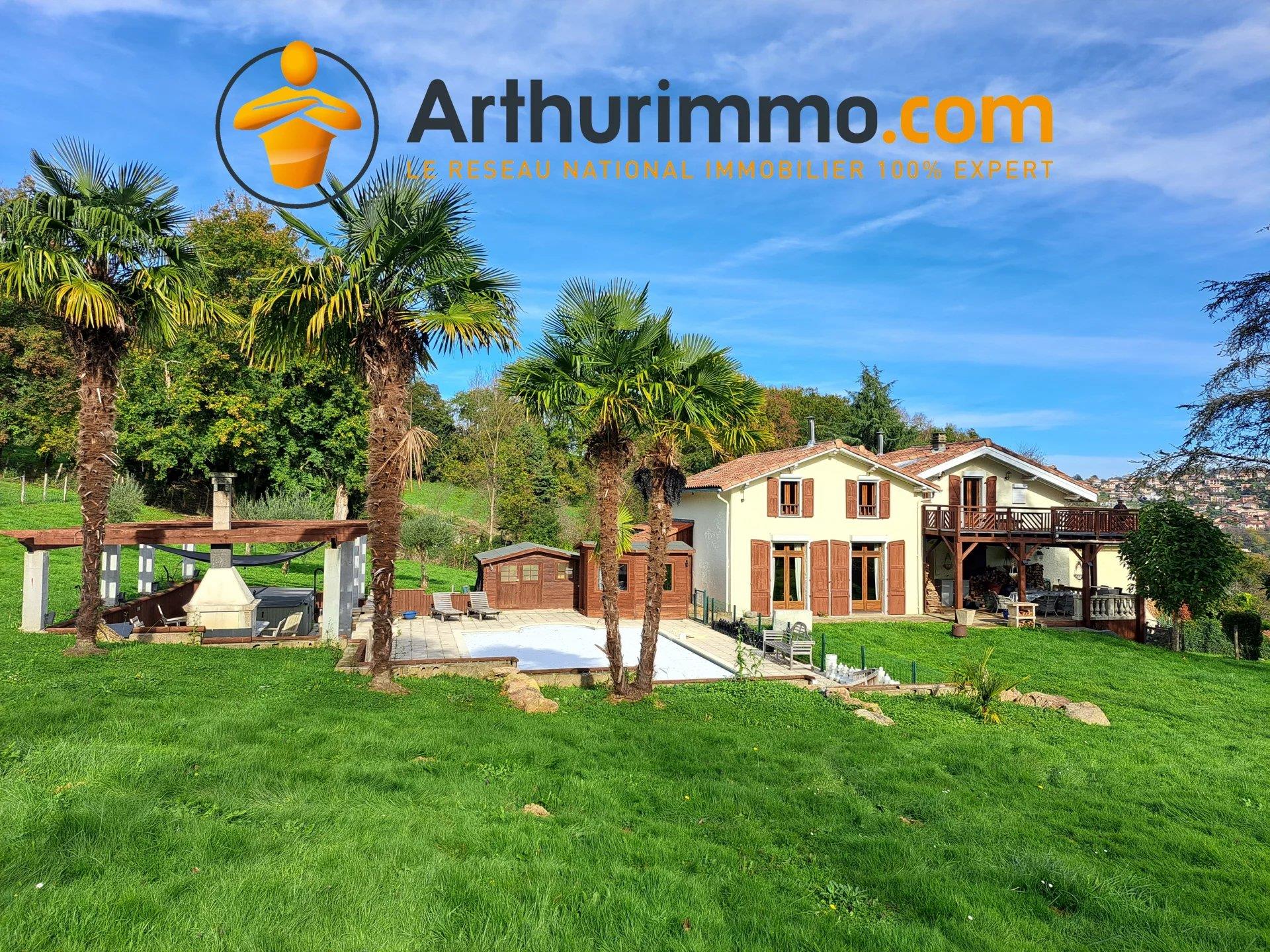 Property of 1.7 hectares, 3 houses, swimming pool and with mountain view.