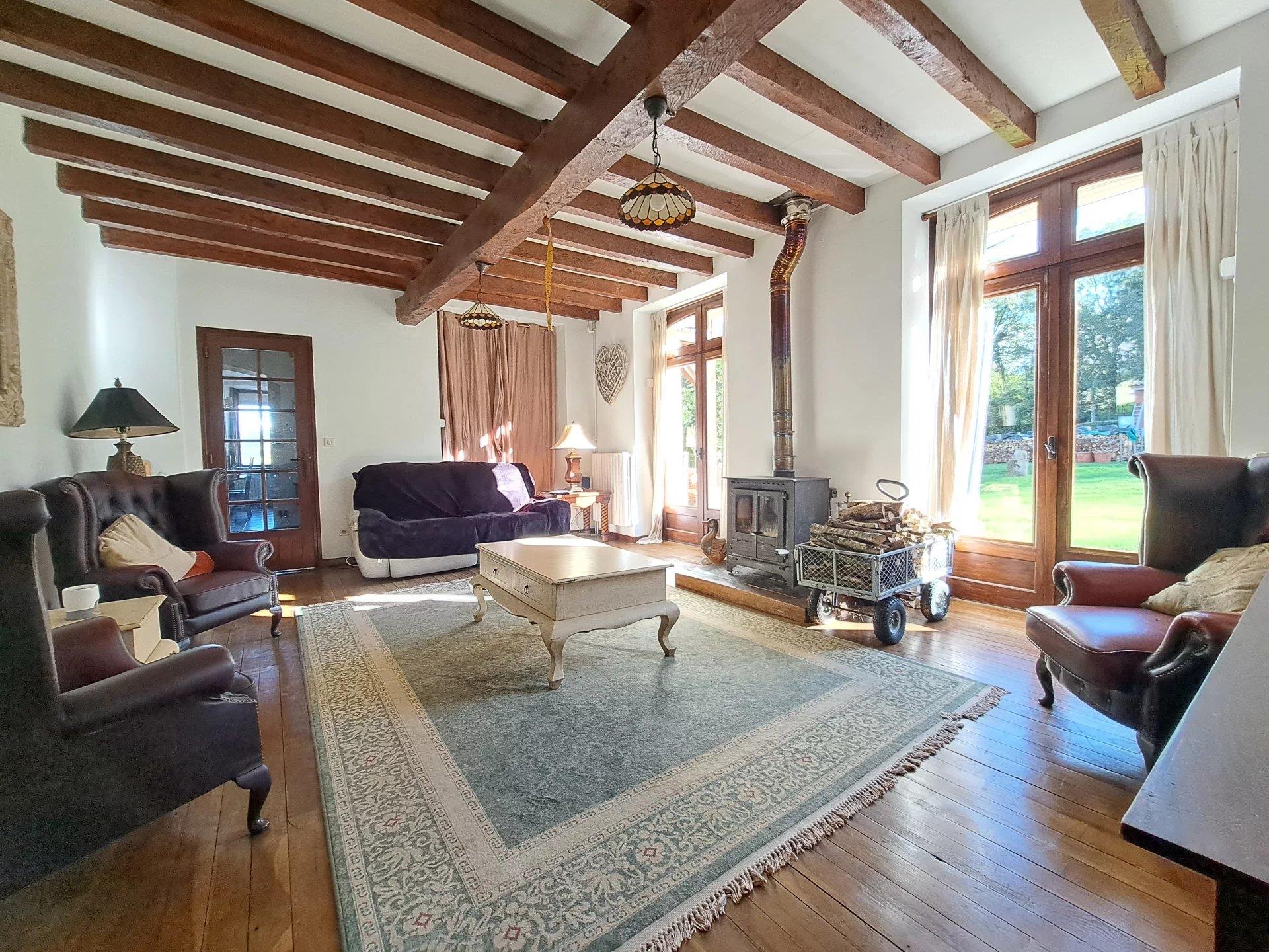 Property of 1.7 hectares, 3 houses, swimming pool and with mountain view.