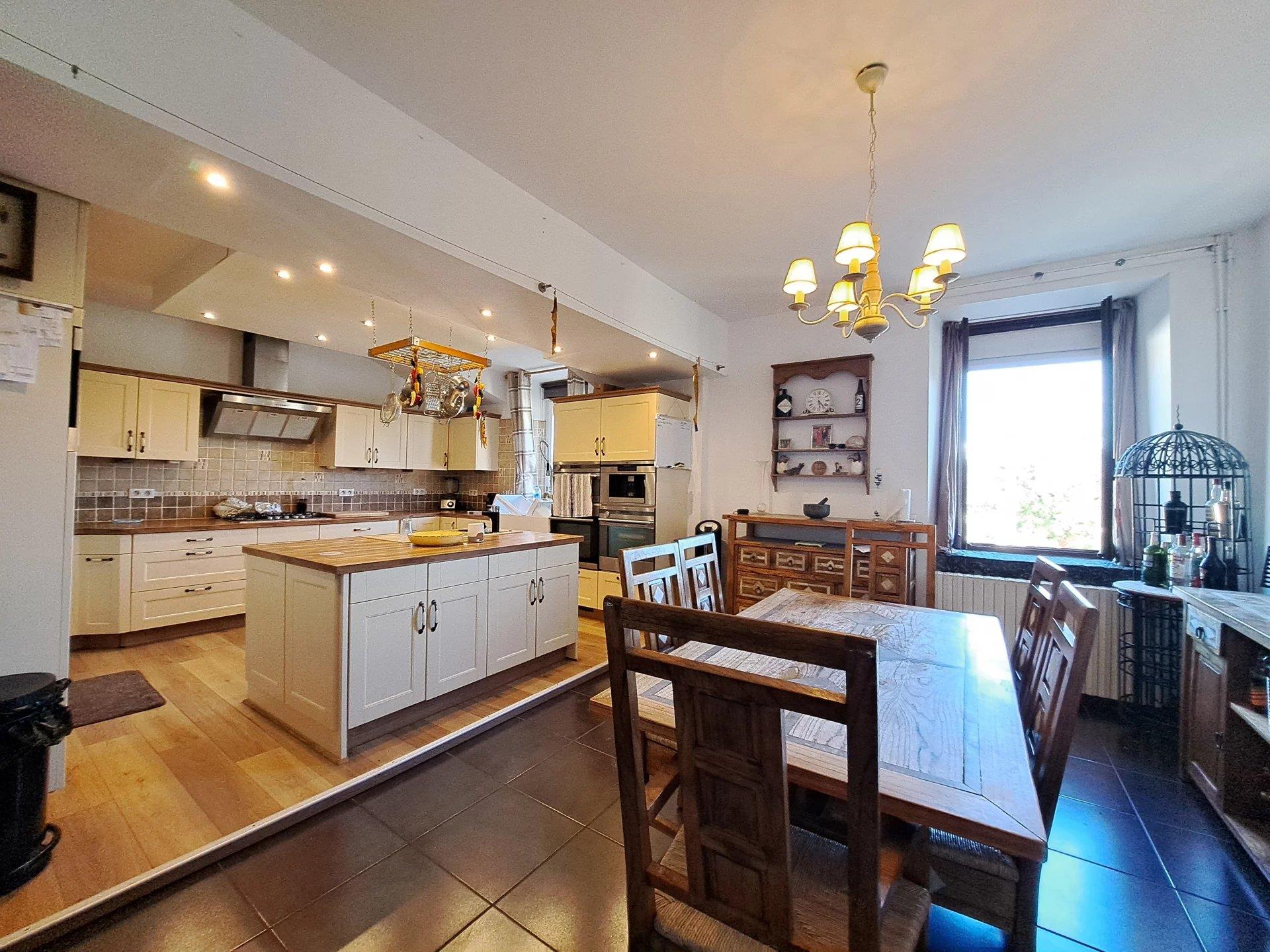 Property of 1.7 hectares, 3 houses, swimming pool and with mountain view.