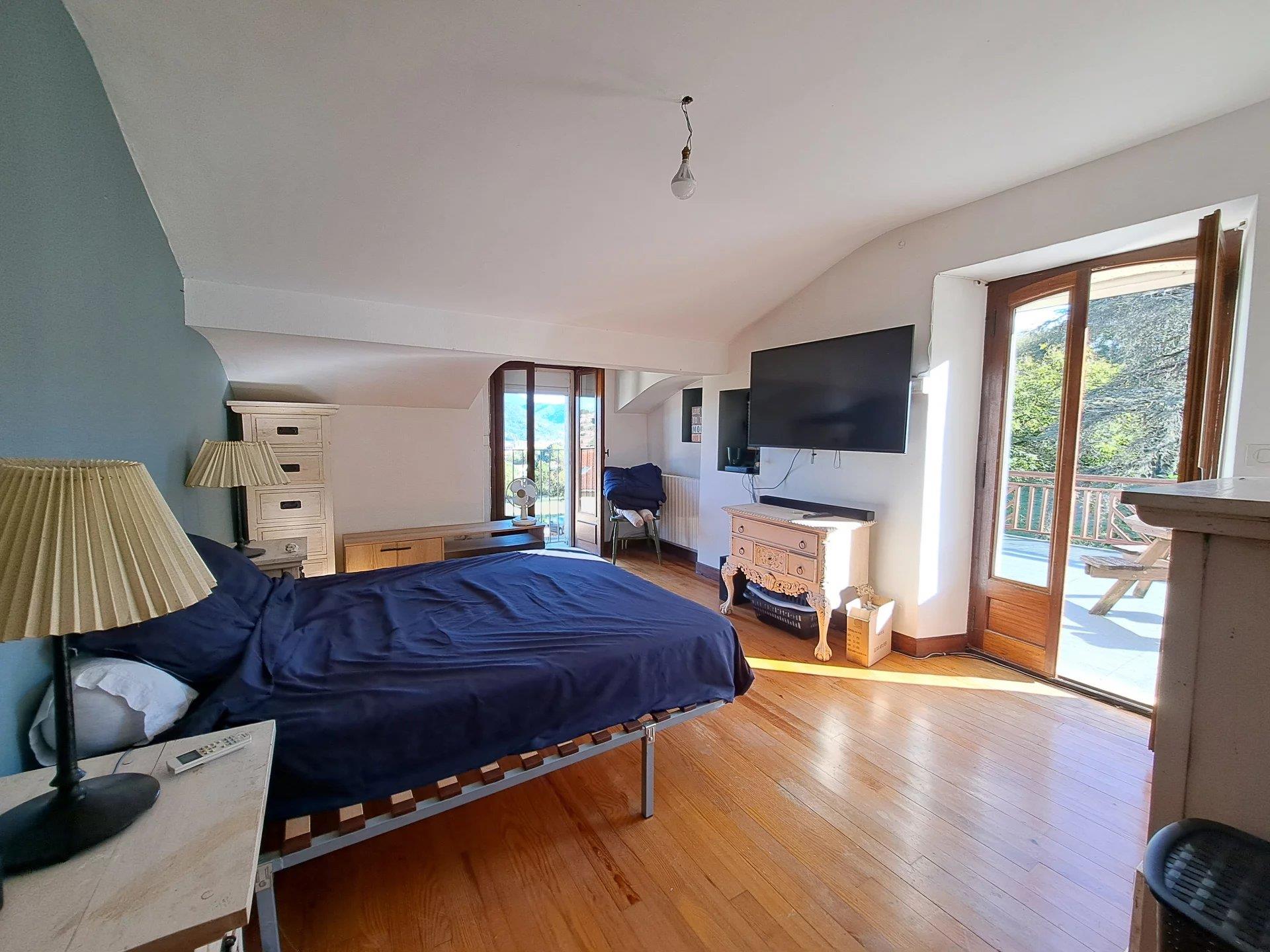 Property of 1.7 hectares, 3 houses, swimming pool and with mountain view.