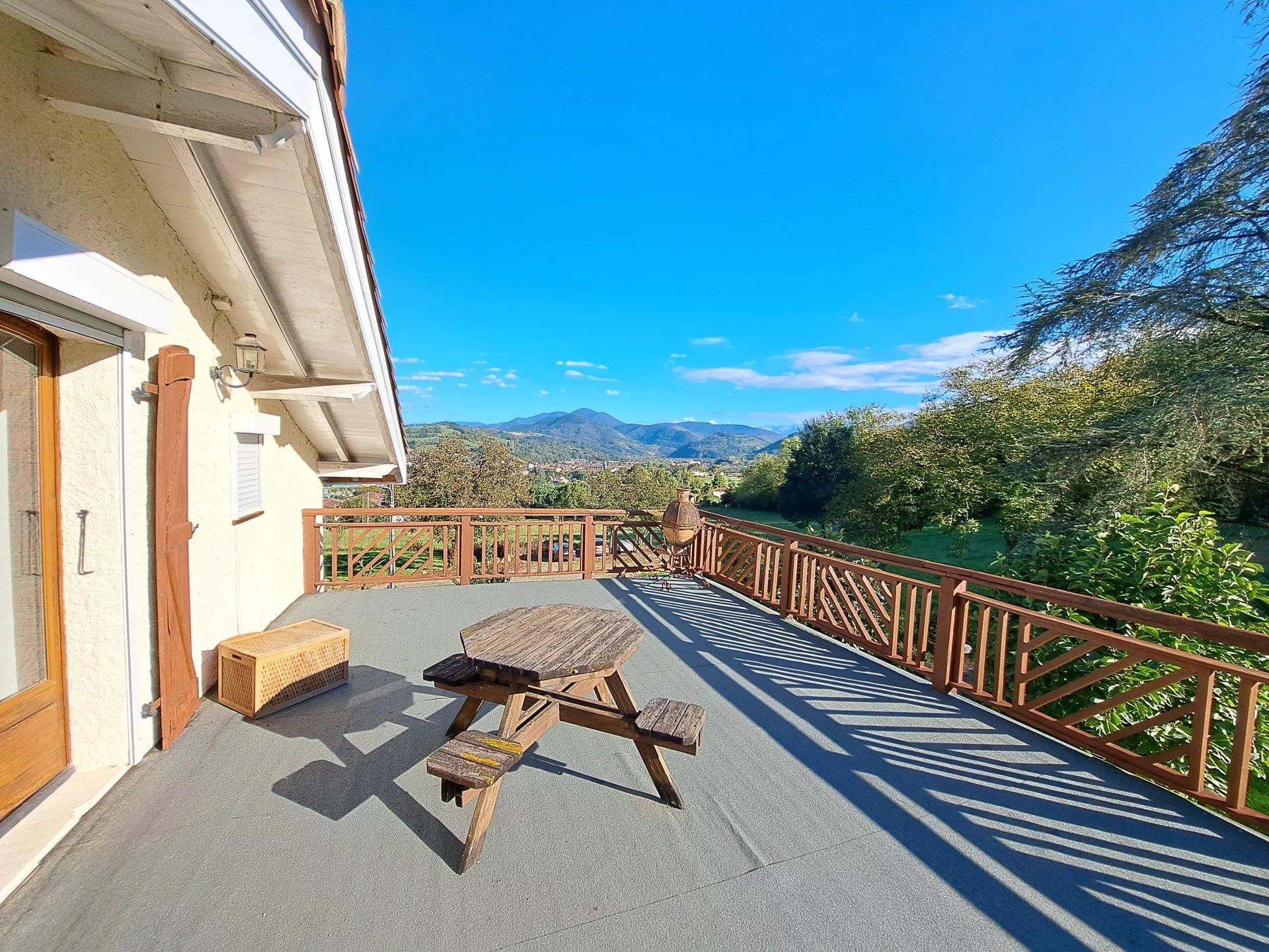 Property of 1.7 hectares, 3 houses, swimming pool and with mountain view.