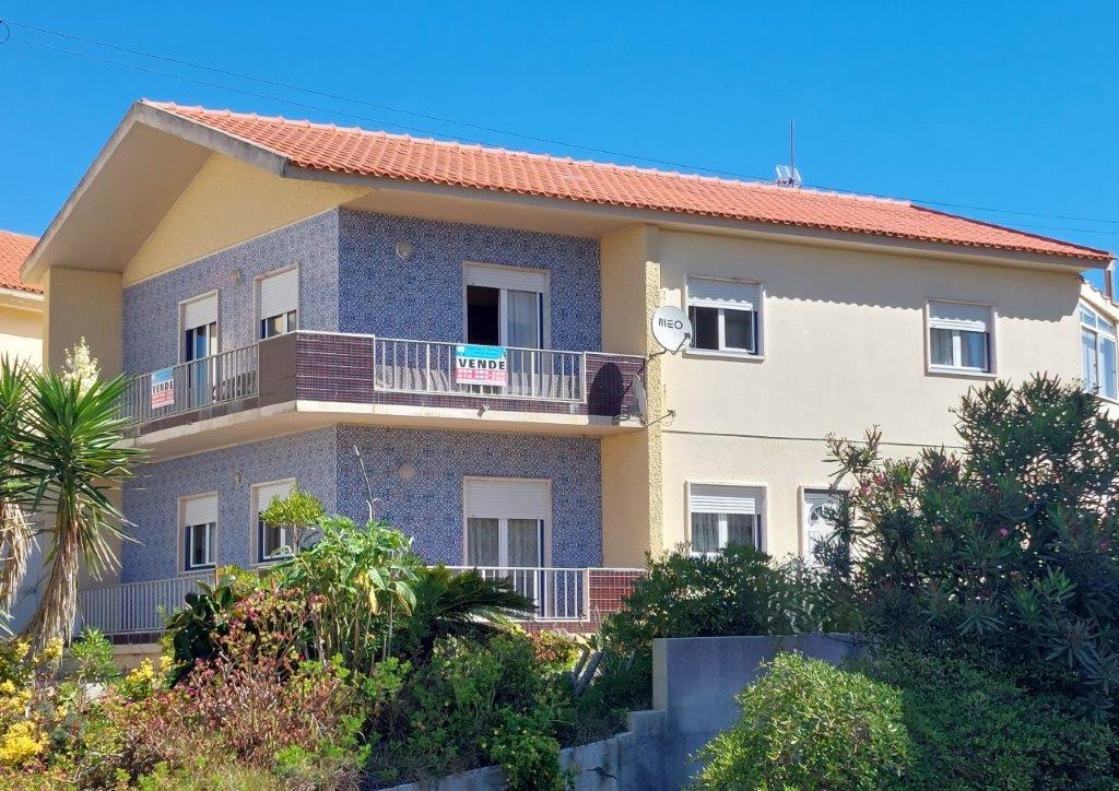 Casa na praia com 2 pisos, Patio e anexo. Praia do Pedrógão