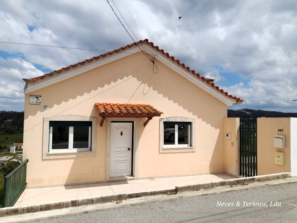 Vrijstaande T2+1 woning, perceel met 5250 m2. Leiria