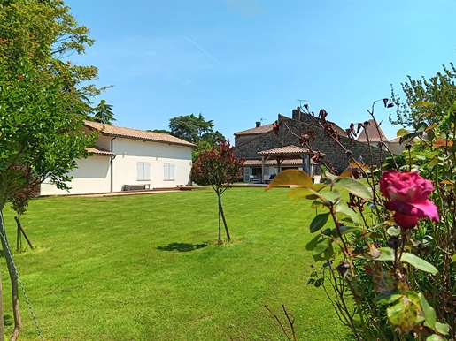 Stone house, park and swimming pool as close as possible to amenities.