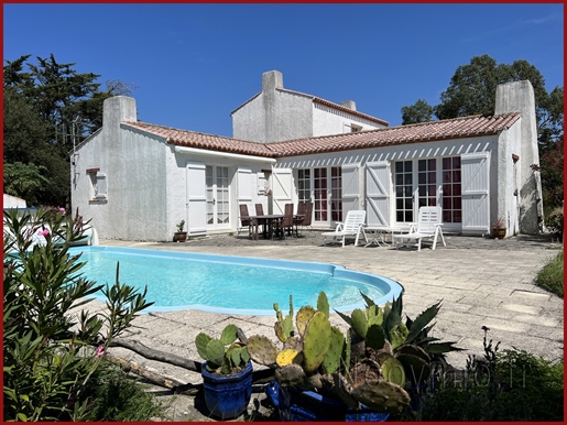 Architect's house of 146M2 with swimming pool, in the quiet of the marsh