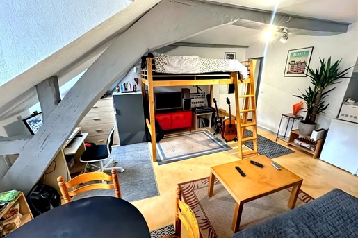 Exclusivity: beautiful furnished one-room apartment 30m2 in the historic center of Rennes, top floor