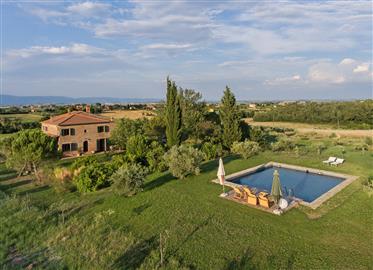 Old country-house for sale between Montepulciano and Cortona.
