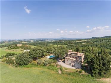 Prestigiosa villa in vendita a Sarteano in Toscana.